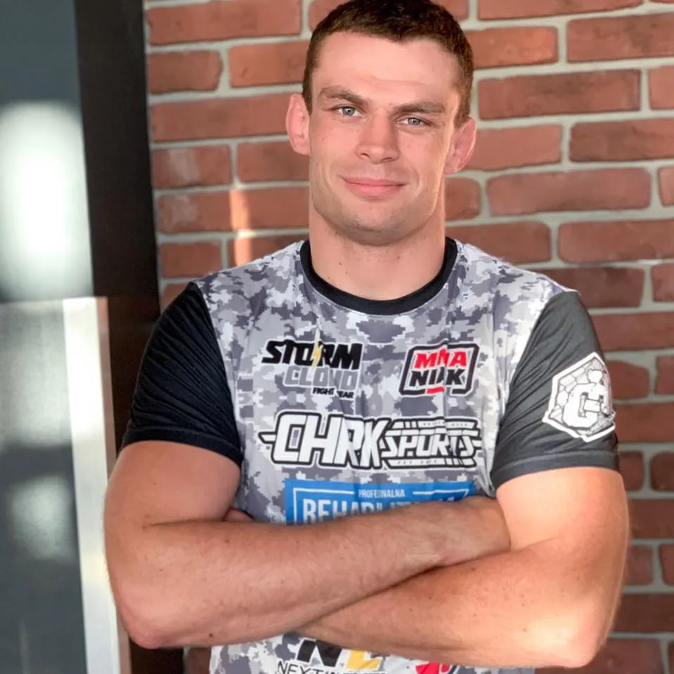 Rafał Sępkowski w stroju startowym zawodnika MMA